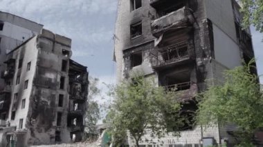 Bu stok videosu Ukrayna 'daki savaşın sonucunu gösteriyor. Borodyanka, Bucha' da harap olmuş bir bina. Gri, renksiz, düz.