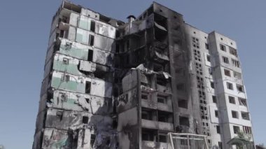 Bu stok videosu Ukrayna 'daki savaşın sonucunu gösteriyor. Borodyanka, Bucha' da harap olmuş bir bina. Gri, renksiz, düz.