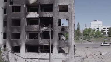 Bu stok videosu Ukrayna 'daki savaşın sonucunu gösteriyor. Borodyanka, Bucha' da harap olmuş bir bina. Gri, renksiz, düz.