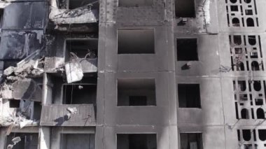 Bu stok videosu Ukrayna 'daki savaşın sonucunu gösteriyor. Borodyanka, Bucha' da harap olmuş bir bina. Gri, renksiz, düz.