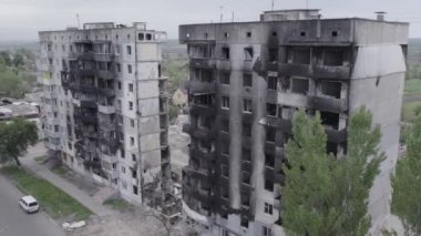 Bu stok videosu Ukrayna 'daki savaşın sonucunu gösteriyor. Borodyanka, Bucha' da harap olmuş bir bina. Gri, renksiz, düz.