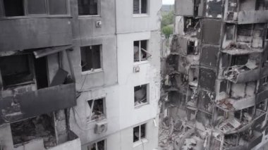 Bu stok videosu Ukrayna 'daki savaşın sonucunu gösteriyor. Borodyanka, Bucha' da harap olmuş bir bina. Gri, renksiz, düz.