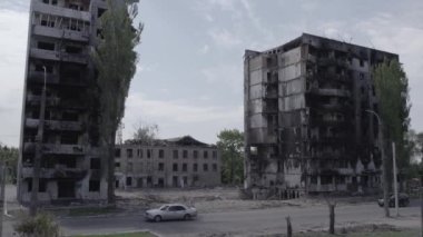 Bu stok videosu Ukrayna 'daki savaşın sonucunu gösteriyor. Borodyanka, Bucha' da harap olmuş bir bina. Gri, renksiz, düz.