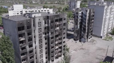 Bu stok videosu Ukrayna 'daki savaşın sonucunu gösteriyor. Borodyanka, Bucha' da harap olmuş bir bina. Gri, renksiz, düz.