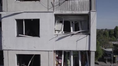 Bu stok videosu Ukrayna 'daki savaşın sonucunu gösteriyor. Borodyanka, Bucha' da harap olmuş bir bina. Gri, renksiz, düz.