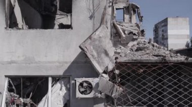 Bu stok videosu Ukrayna 'daki savaşın sonucunu gösteriyor. Borodyanka, Bucha' da harap olmuş bir bina. Gri, renksiz, düz.
