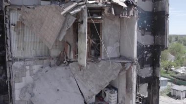 Bu stok videosu Ukrayna 'daki savaşın sonucunu gösteriyor. Borodyanka, Bucha' da harap olmuş bir bina. Gri, renksiz, düz.