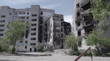 Bu stok videosu Ukrayna 'daki savaşın sonucunu gösteriyor. Borodyanka, Bucha' da harap olmuş bir bina. Gri, renksiz, düz.