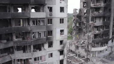 Bu stok videosu Ukrayna 'daki savaşın sonucunu gösteriyor. Borodyanka, Bucha' da harap olmuş bir bina. Gri, renksiz, düz.