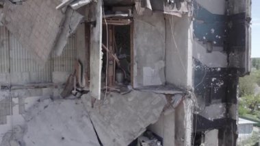 Bu stok videosu Ukrayna 'daki savaşın sonucunu gösteriyor. Borodyanka, Bucha' da harap olmuş bir bina. Gri, renksiz, düz.