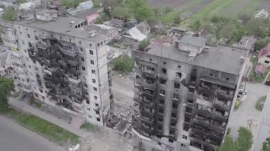 Bu stok videosu Ukrayna 'daki savaşın sonucunu gösteriyor. Borodyanka, Bucha' da harap olmuş bir bina. Gri, renksiz, düz.