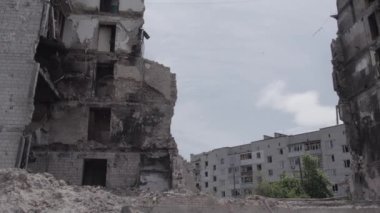 Bu stok videosu Ukrayna 'daki savaşın sonucunu gösteriyor. Borodyanka, Bucha' da harap olmuş bir bina. Gri, renksiz, düz.
