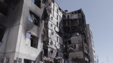 Bu stok videosu Ukrayna 'daki savaşın sonucunu gösteriyor. Borodyanka, Bucha' da harap olmuş bir bina. Gri, renksiz, düz.