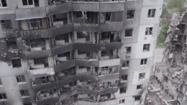 Bu stok videosu Ukrayna 'daki savaşın sonucunu gösteriyor. Borodyanka, Bucha' da harap olmuş bir bina. Gri, renksiz, düz.