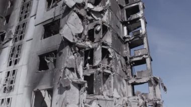 Bu stok videosu Ukrayna 'daki savaşın sonucunu gösteriyor. Borodyanka, Bucha' da harap olmuş bir bina. Gri, renksiz, düz.