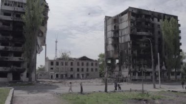 Bu stok videosu Ukrayna 'daki savaşın sonucunu gösteriyor. Borodyanka, Bucha' da harap olmuş bir bina. Gri, renksiz, düz.