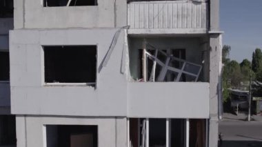 Bu stok videosu Ukrayna 'daki savaşın sonucunu gösteriyor. Borodyanka, Bucha' da harap olmuş bir bina. Gri, renksiz, düz.
