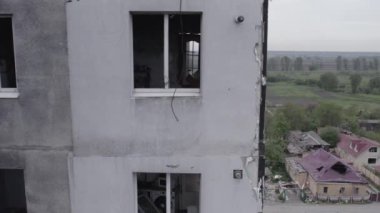 Bu stok videosu Ukrayna 'daki savaşın sonucunu gösteriyor. Borodyanka, Bucha' da harap olmuş bir bina. Gri, renksiz, düz.