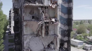 Bu stok videosu Ukrayna 'daki savaşın sonucunu gösteriyor. Borodyanka, Bucha' da harap olmuş bir bina. Gri, renksiz, düz.