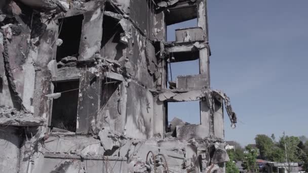 このストックビデオは ウクライナでの戦争の余波を示しています ボロディアンカ ブチャ地区 グレー 色なし フラットの破壊された住宅ビル — ストック動画