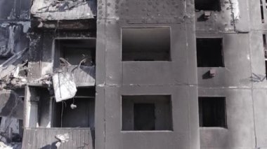 Bu stok videosu Ukrayna 'daki savaşın sonucunu gösteriyor. Borodyanka, Bucha' da harap olmuş bir bina. Gri, renksiz, düz.