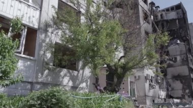 Bu stok videosu Ukrayna 'daki savaşın sonucunu gösteriyor. Borodyanka, Bucha' da harap olmuş bir bina. Gri, renksiz, düz.