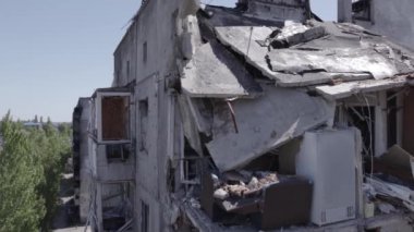 Bu stok videosu Ukrayna 'daki savaşın sonucunu gösteriyor. Borodyanka, Bucha' da harap olmuş bir bina. Gri, renksiz, düz.