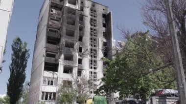 Bu stok videosu Ukrayna 'daki savaşın sonucunu gösteriyor. Borodyanka, Bucha' da harap olmuş bir bina. Gri, renksiz, düz.
