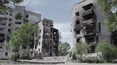 Bu stok videosu Ukrayna 'daki savaşın sonucunu gösteriyor. Borodyanka, Bucha' da harap olmuş bir bina. Gri, renksiz, düz.