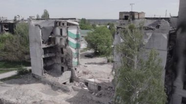 Bu stok videosu Ukrayna 'daki savaşın sonucunu gösteriyor. Borodyanka, Bucha' da harap olmuş bir bina. Gri, renksiz, düz.