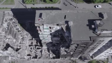 Bu stok videosu Ukrayna 'daki savaşın sonucunu gösteriyor. Borodyanka, Bucha' da harap olmuş bir bina. Gri, renksiz, düz.