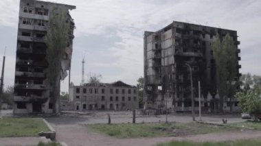 Bu stok videosu Ukrayna 'daki savaşın sonucunu gösteriyor. Borodyanka, Bucha' da harap olmuş bir bina. Gri, renksiz, düz.