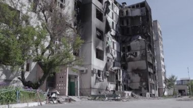 Bu stok videosu Ukrayna 'daki savaşın sonucunu gösteriyor. Borodyanka, Bucha' da harap olmuş bir bina. Gri, renksiz, düz.