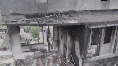 Bu stok videosu Ukrayna 'daki savaşın sonucunu gösteriyor. Borodyanka, Bucha' da harap olmuş bir bina. Gri, renksiz, düz.