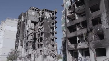 Bu stok videosu Ukrayna 'daki savaşın sonucunu gösteriyor. Borodyanka, Bucha' da harap olmuş bir bina. Gri, renksiz, düz.