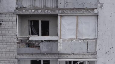 Bu stok videosu Ukrayna 'daki savaşın sonucunu gösteriyor. Borodyanka, Bucha' da harap olmuş bir bina. Gri, renksiz, düz.