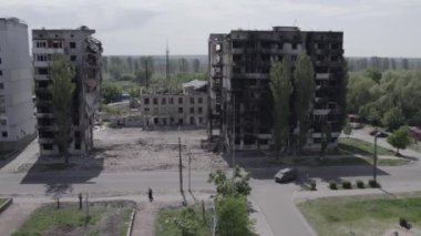 Bu stok videosu Ukrayna 'daki savaşın sonucunu gösteriyor. Borodyanka, Bucha' da harap olmuş bir bina. Gri, renksiz, düz.