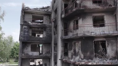 Bu stok videosu Ukrayna 'daki savaşın sonucunu gösteriyor. Borodyanka, Bucha' da harap olmuş bir bina. Gri, renksiz, düz.
