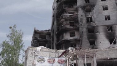 Bu stok videosu Ukrayna 'daki savaşın sonucunu gösteriyor. Borodyanka, Bucha' da harap olmuş bir bina. Gri, renksiz, düz.