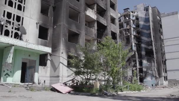 このストックビデオは ウクライナでの戦争の余波を示しています ボロディアンカ ブチャ地区 グレー 色なし フラットの破壊された住宅ビル — ストック動画