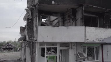 Bu stok videosu Ukrayna 'daki savaşın sonucunu gösteriyor. Borodyanka, Bucha' da harap olmuş bir bina. Gri, renksiz, düz.
