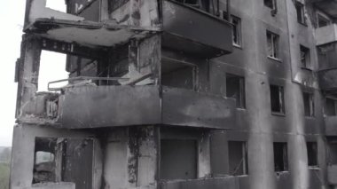 Bu stok videosu Ukrayna 'daki savaşın sonucunu gösteriyor. Borodyanka, Bucha' da harap olmuş bir bina. Gri, renksiz, düz.