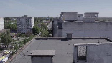 Bu stok videosu Ukrayna 'daki savaşın sonucunu gösteriyor. Borodyanka, Bucha' da harap olmuş bir bina. Gri, renksiz, düz.