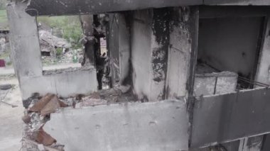 Bu stok videosu Ukrayna 'daki savaşın sonucunu gösteriyor. Borodyanka, Bucha' da harap olmuş bir bina. Gri, renksiz, düz.