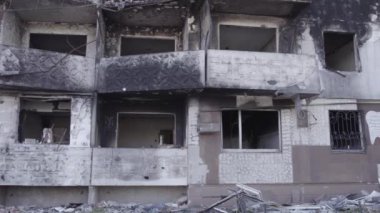 Bu stok videosu Ukrayna 'daki savaşın sonucunu gösteriyor. Borodyanka, Bucha' da harap olmuş bir bina. Gri, renksiz, düz.