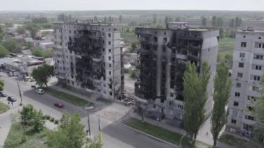 Bu stok videosu Ukrayna 'daki savaşın sonucunu gösteriyor. Borodyanka, Bucha' da harap olmuş bir bina. Gri, renksiz, düz.