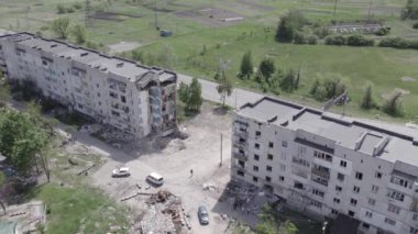 Bu stok videosu Ukrayna 'daki savaşın sonucunu gösteriyor. Borodyanka, Bucha' da harap olmuş bir bina. Gri, renksiz, düz.