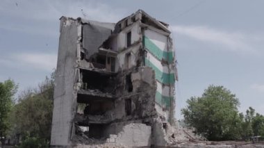 Bu stok videosu Ukrayna 'daki savaşın sonucunu gösteriyor. Borodyanka, Bucha' da harap olmuş bir bina. Gri, renksiz, düz.