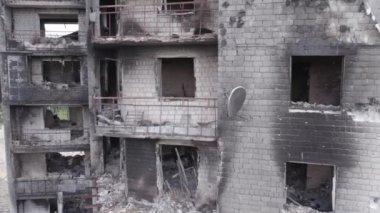 Bu stok videosu Ukrayna 'daki savaşın sonucunu gösteriyor. Borodyanka, Bucha' da harap olmuş bir bina. Gri, renksiz, düz.