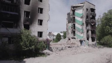 Bu stok videosu Ukrayna 'daki savaşın sonucunu gösteriyor. Borodyanka, Bucha' da harap olmuş bir bina. Gri, renksiz, düz.